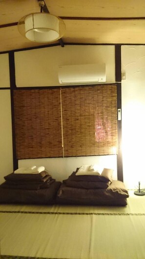 特色装修、特色家居、办公桌、免费 WiFi