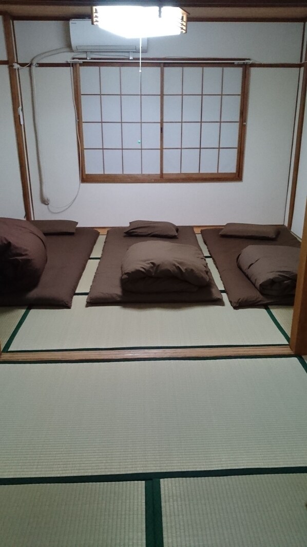Japanese Style Room (2) | Individually decorated, individually furnished, desk, free WiFi - Abiko Guest House (Osaka)