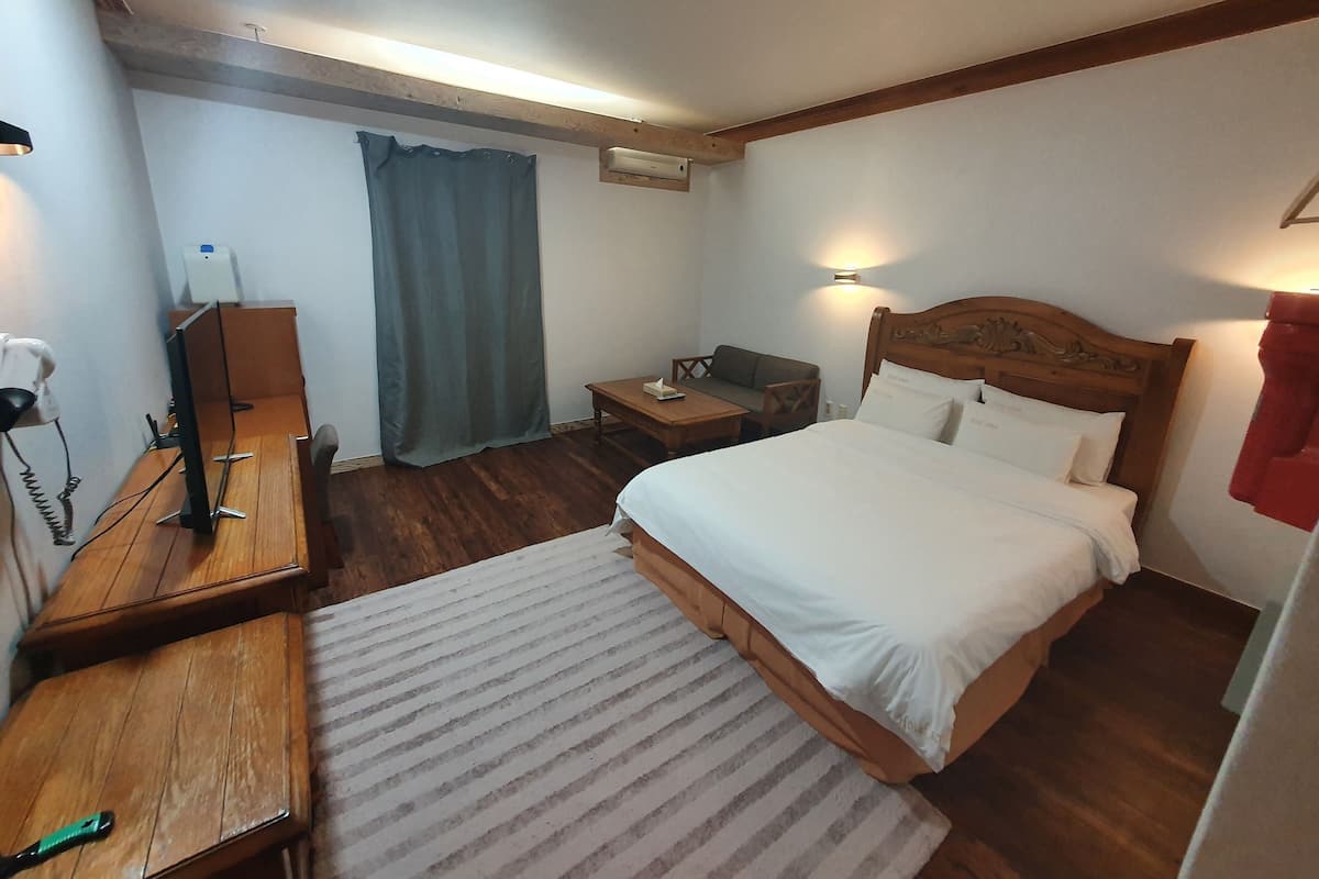 Chambre Double Standard | Articles gratuits dans le mini-bar, Wi-Fi gratuit, draps fournis