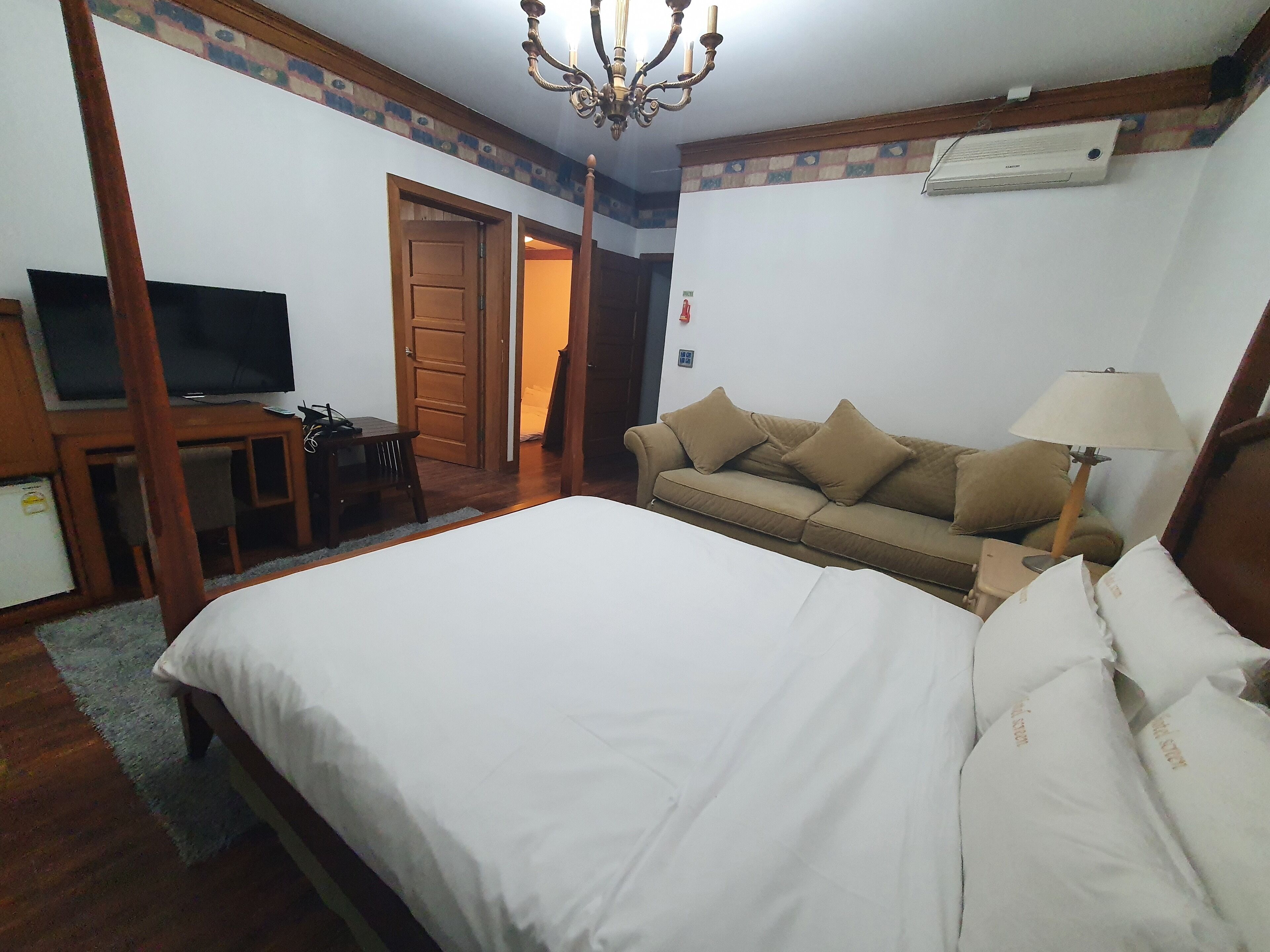 Minibar con artículos gratuitos, wifi gratis y ropa de cama 