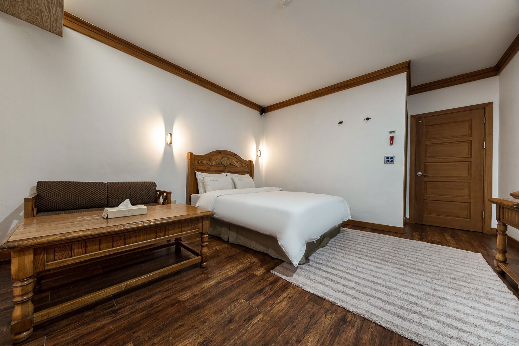 Free minibar, free WiFi, bed sheets