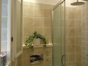 Dusche, Haartrockner, Handtücher, Seife