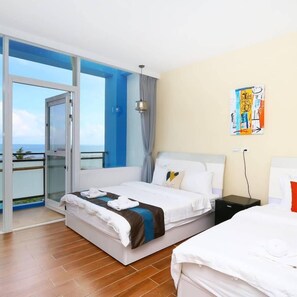 Elite Triple Room, Ocean View | Desk, laptop workspace, blackout drapes, soundproofing - Hi Inn (Hualien City)