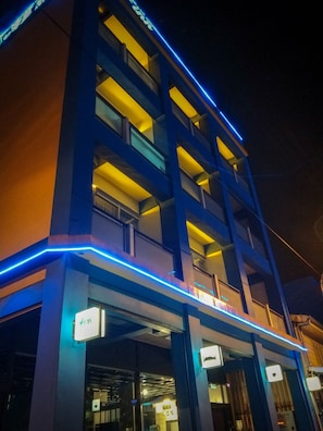 Fassade der Unterkunft – Abend/Nacht