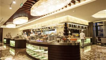 Daily buffet breakfast (CNY 88.00 per person)