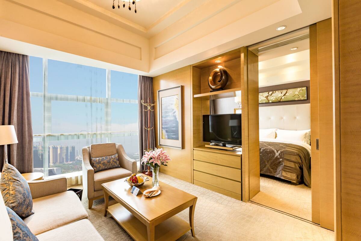 Executive Suite | Minibar, in-room safe, desk, soundproofing