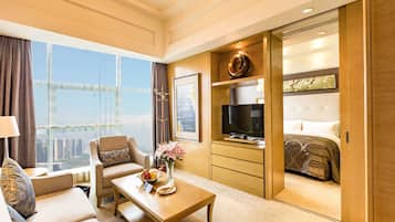 Executive Suite | Minibar, in-room safe, desk, soundproofing