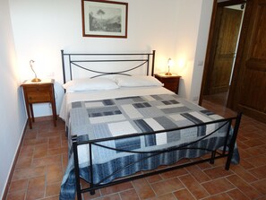 2 chambres, bureau, fer et planche à repasser, lit parapluie