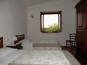 2 chambres, bureau, fer et planche à repasser, lit parapluie