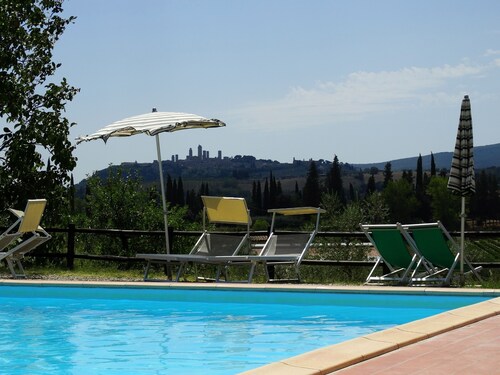 Montegonfoli MANDORLO, SAN GIMIGNANO, apt. with pool, terrace and amazing views