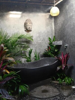 Shower, free toiletries, hair dryer, towels - Baliwid Villa Ubud (Sukawati)