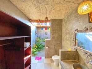Shower, free toiletries, hair dryer, towels - Baliwid Villa Ubud (Sukawati)