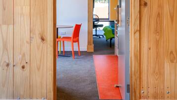 Deluxe-studio, keittotila | Työpöytä, kannettavalle tietokoneelle sopiva työtila, pimennysverhot