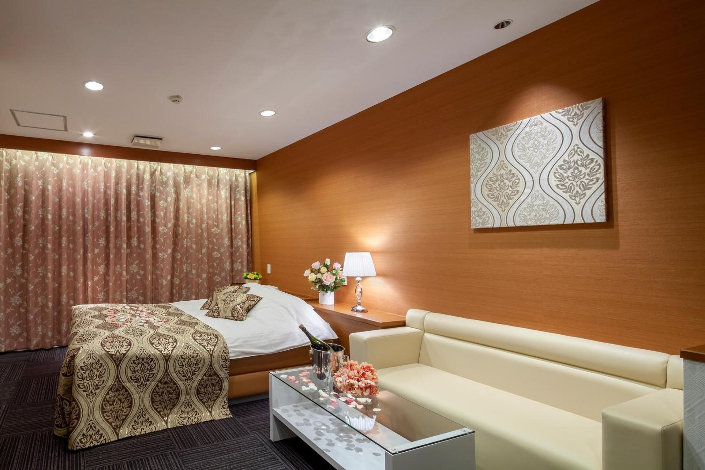 Soundproofing, free WiFi, bed sheets