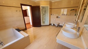 Regadera, secadora de cabello, bidet, toallas 