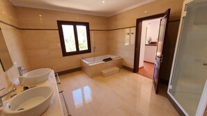 Douche, séchoir à cheveux, bidet, serviettes fournies