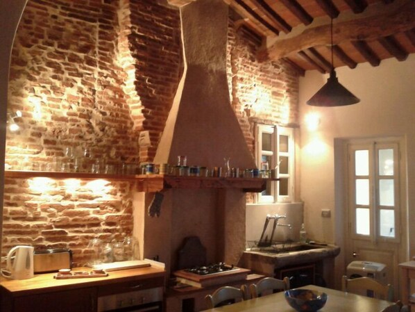 Fridge, microwave, oven, stovetop - Beautifully Renovated Apartment Inside The Walls With Large and Sunny Terrace (Lucca)