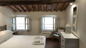 2 bedrooms, iron/ironing board, travel cot, free WiFi