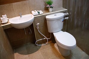 Shower, free toiletries, hair dryer (on request), bathrobes - One Wan Resort (Prachuap Khiri Khan)