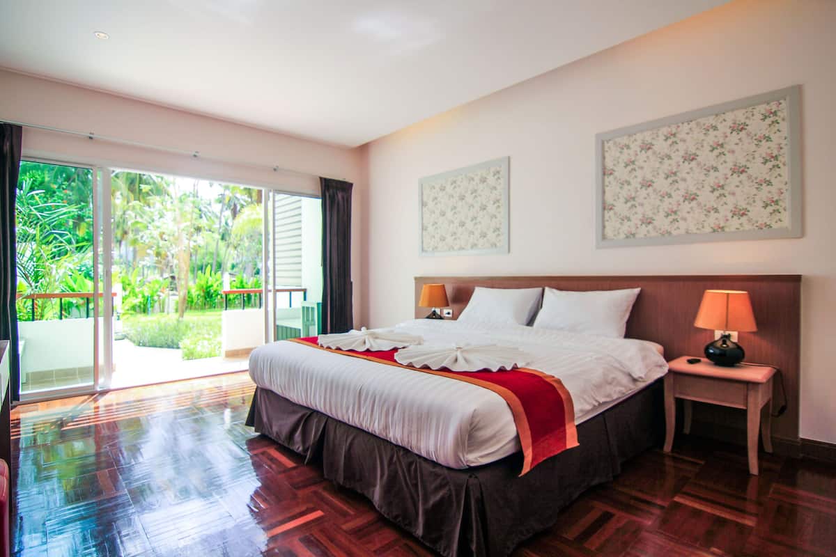 Superior Double Room | Meja, langsir/tirai gelap terus, seterika/papan seterika, Wi-fi percuma