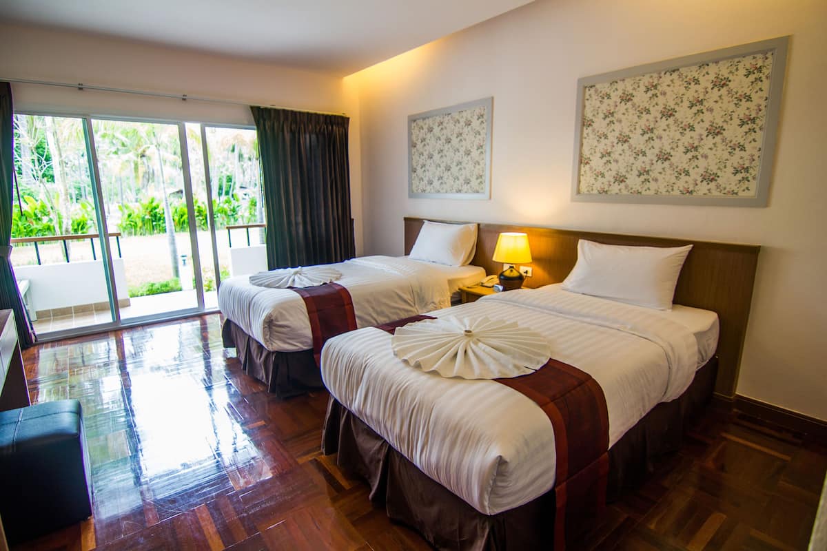 Superior Twin Room | Meja, langsir/tirai gelap terus, seterika/papan seterika, Wi-fi percuma