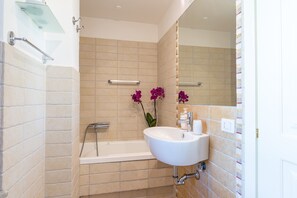 Bañera, bañera de hidromasaje, secador de pelo, bidet