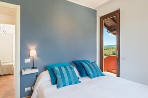 4 habitaciones, escritorio y tabla de planchar con plancha