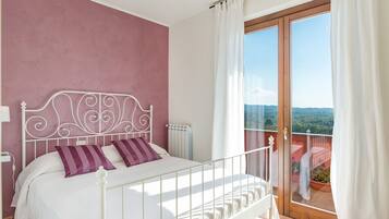 4 chambres, bureau, fer et planche Ă  repasser, lit parapluie