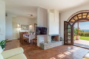 Smart TV, chimenea, reproductor de DVD y futbolito 