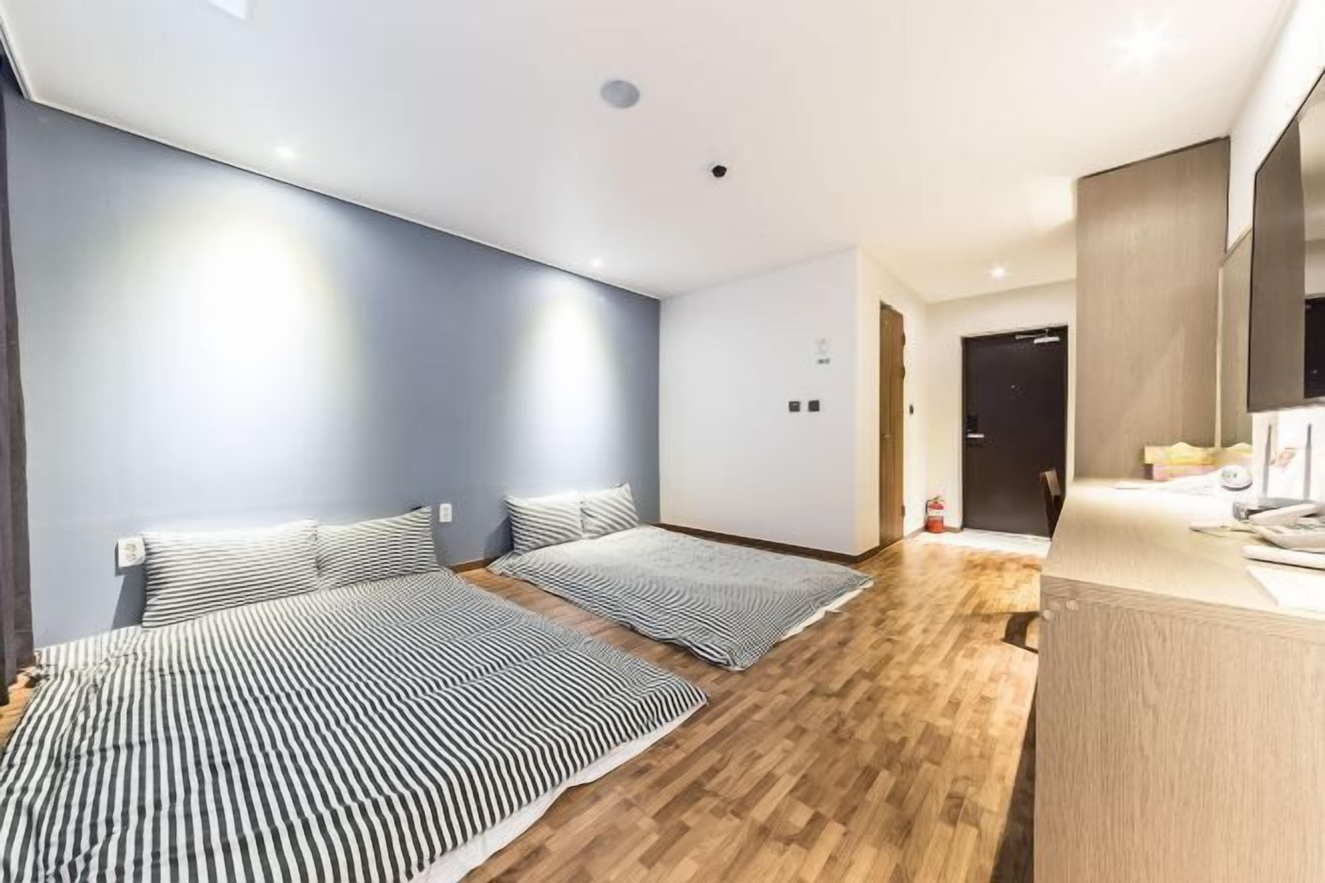 高級寝具、遮光カーテン、防音設備、WiFi (無料)