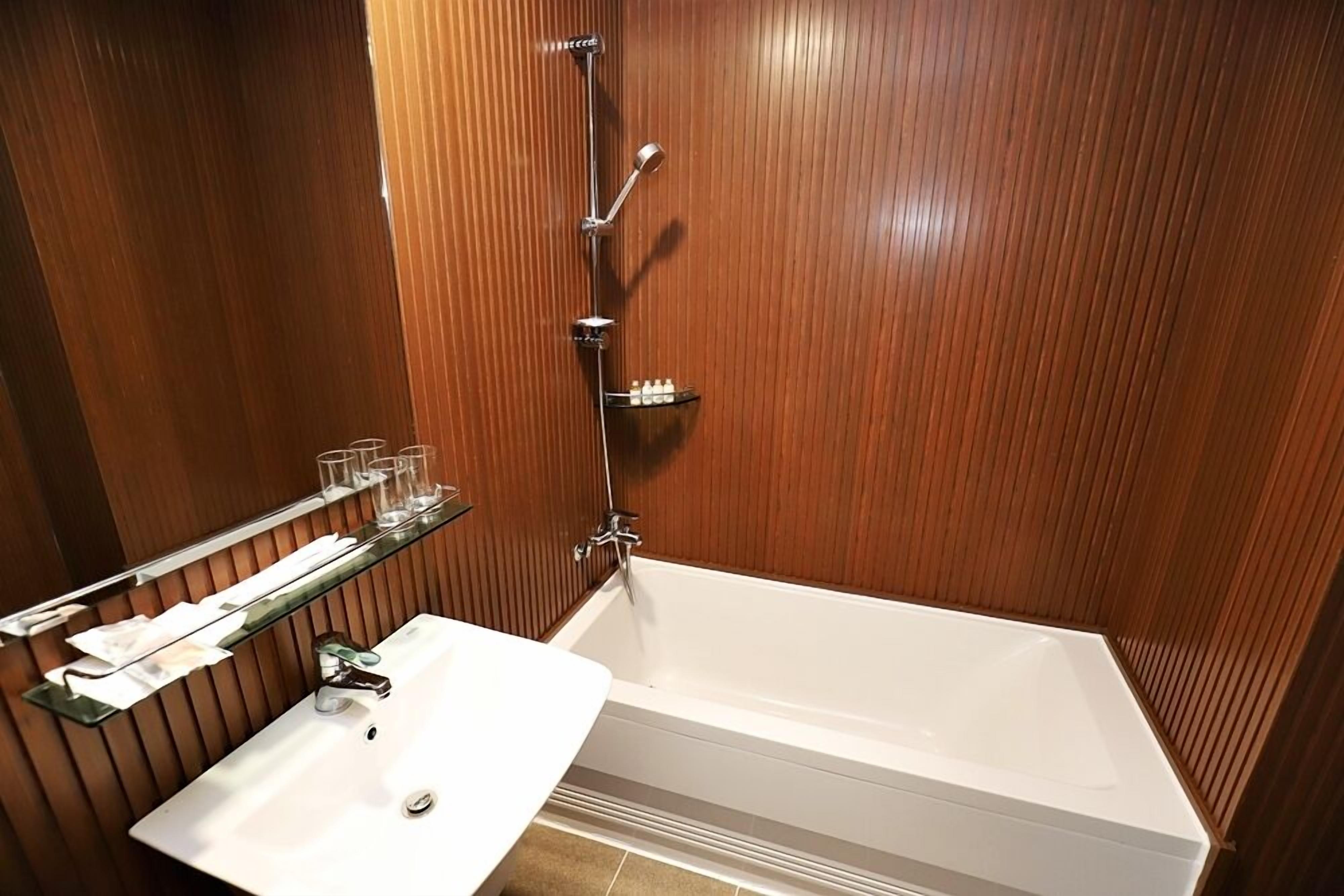 ocean view 4 persons family room | bathroom shower