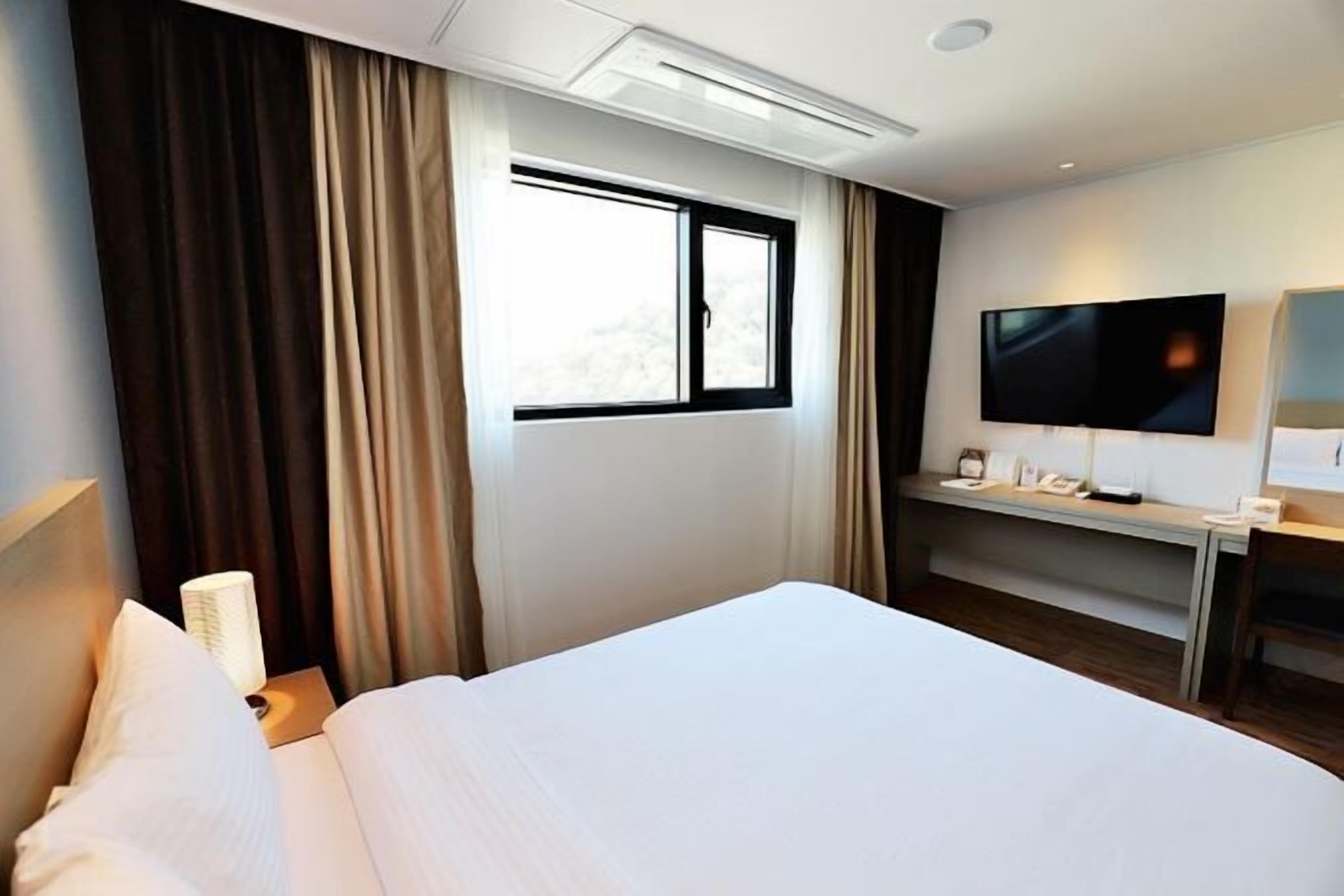 高級寝具、遮光カーテン、防音設備、WiFi (無料)