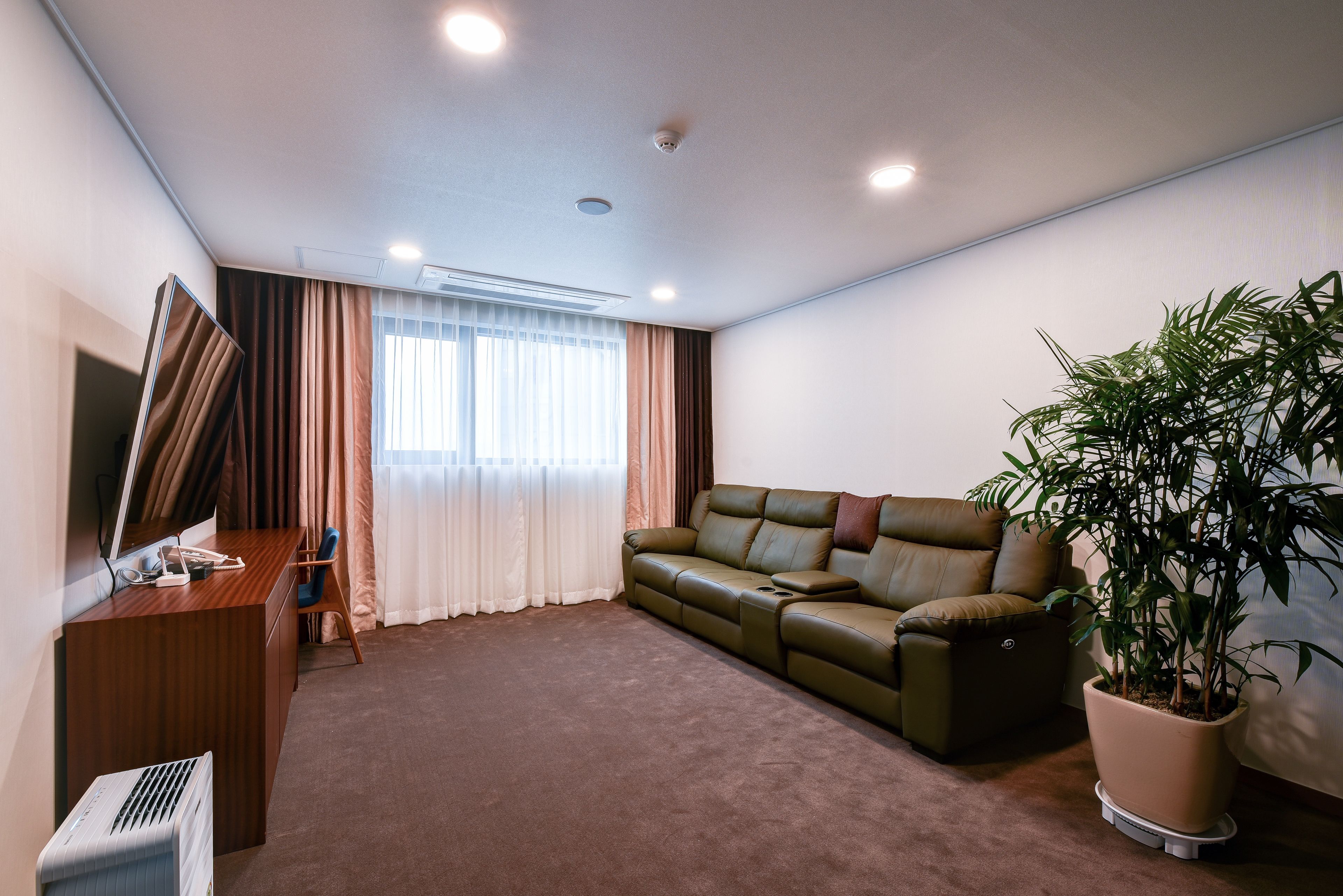 ocean view junior suite room | living area | 40-inch flat-screen tv with cable channels, tv, heated floors