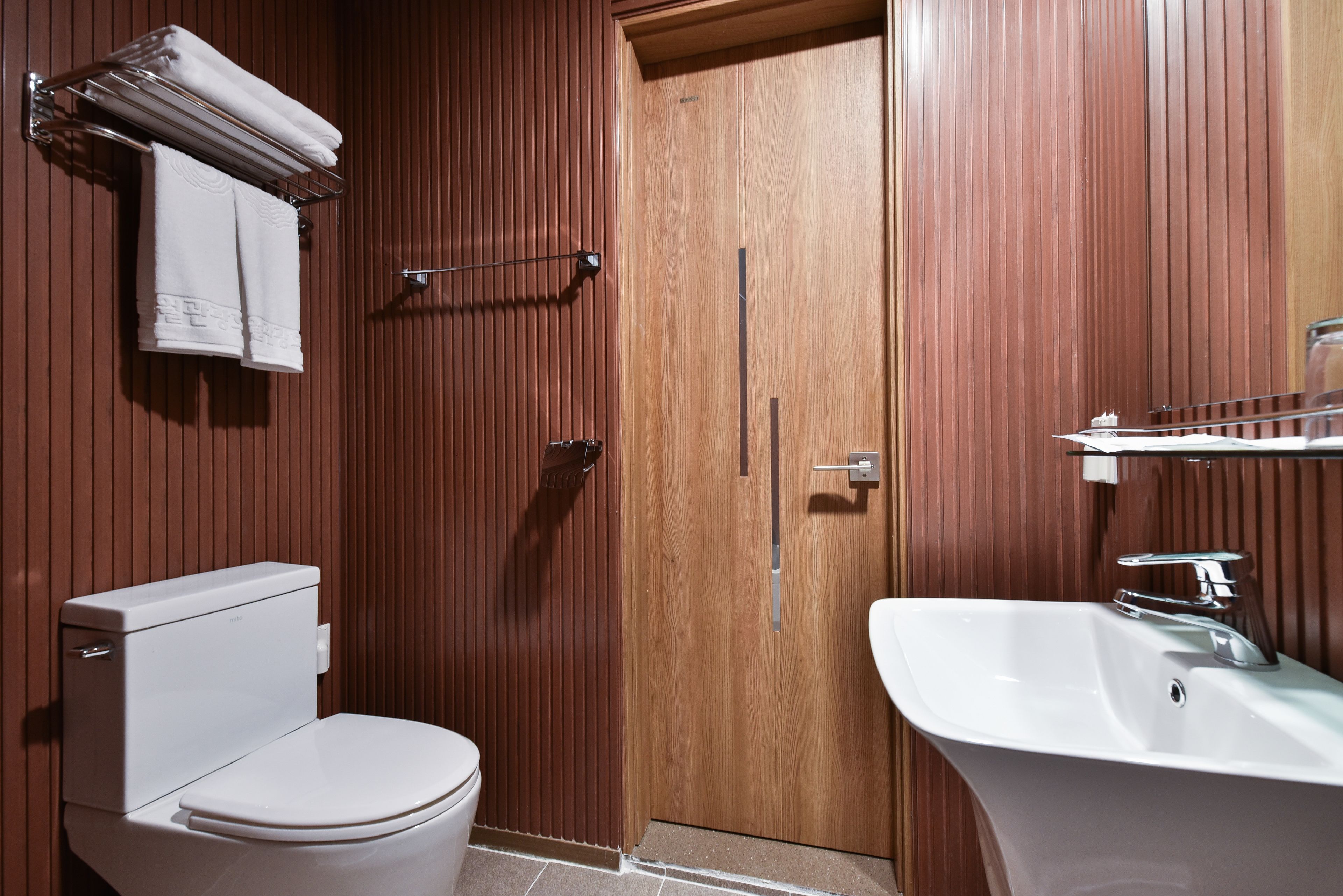 combined shower/bathtub, free toiletries, hair dryer, slippers