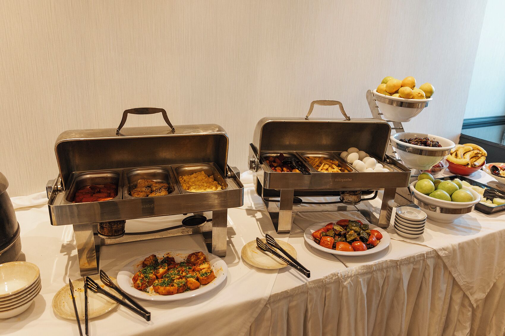 breakfast, lunch and dinner served