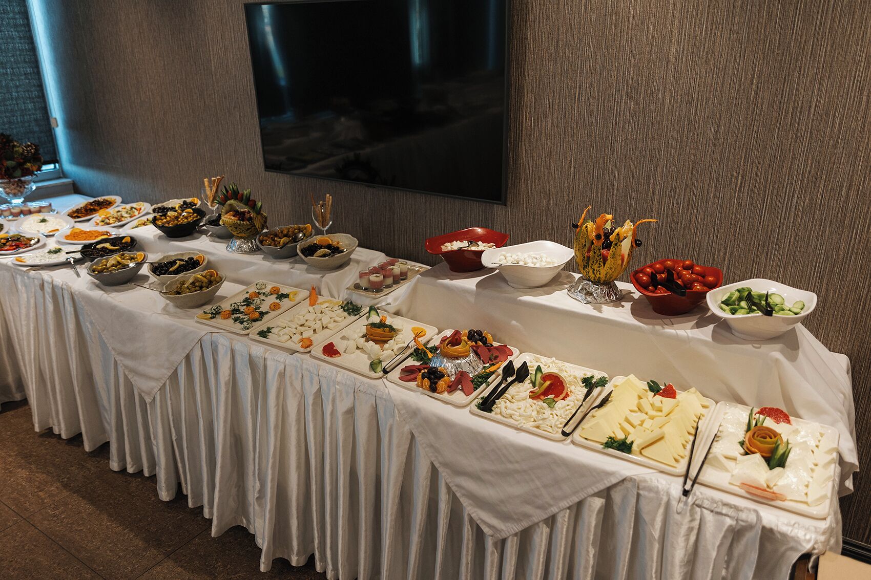 breakfast, lunch and dinner served