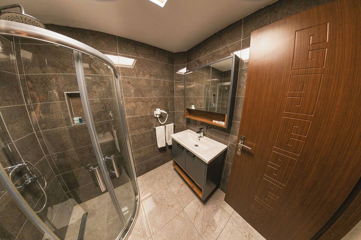 Shower, perlengkapan mandi gratis,  dan handuk