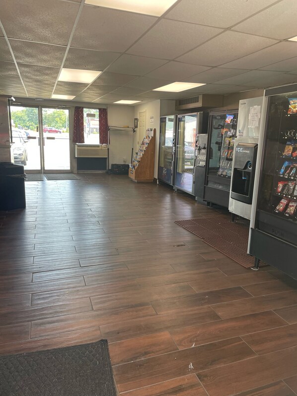 Lobby - Budgetel Inn & Suites (Louisville)