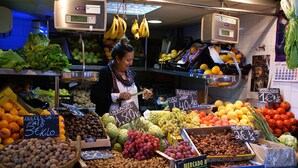 A market stall with various fruits and vegetables, including apples, bananas, and oranges. - Luxury, light & spacious loft-apartment  great for longer stays, private parking (Jerez)