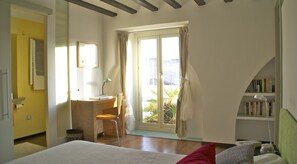 2 quartos, cofres nos quartos, escrivaninha