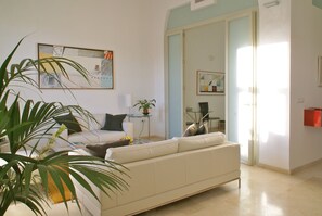 Smart TV, DVD player, livros, videoteca