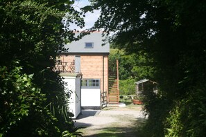 المنطقة المحيطة بالمنشأة