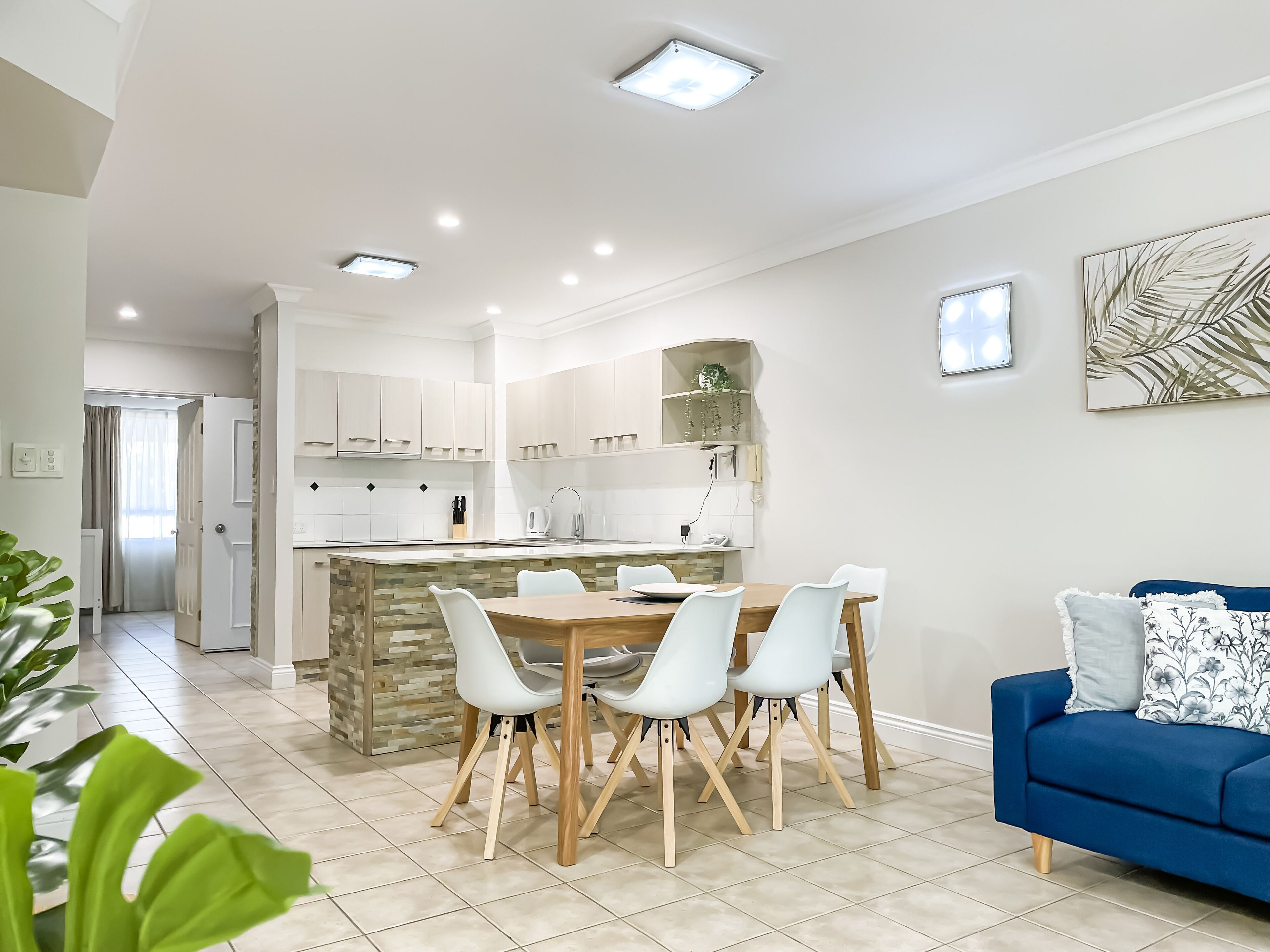 Deluxe Apartment, 3 Bedrooms, Pool View, Poolside | Private kitchen | Fridge, microwave, oven, stovetop