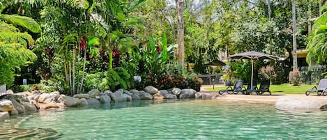 3 piscinas externas, funciona das 6h às 22h, guarda-sóis