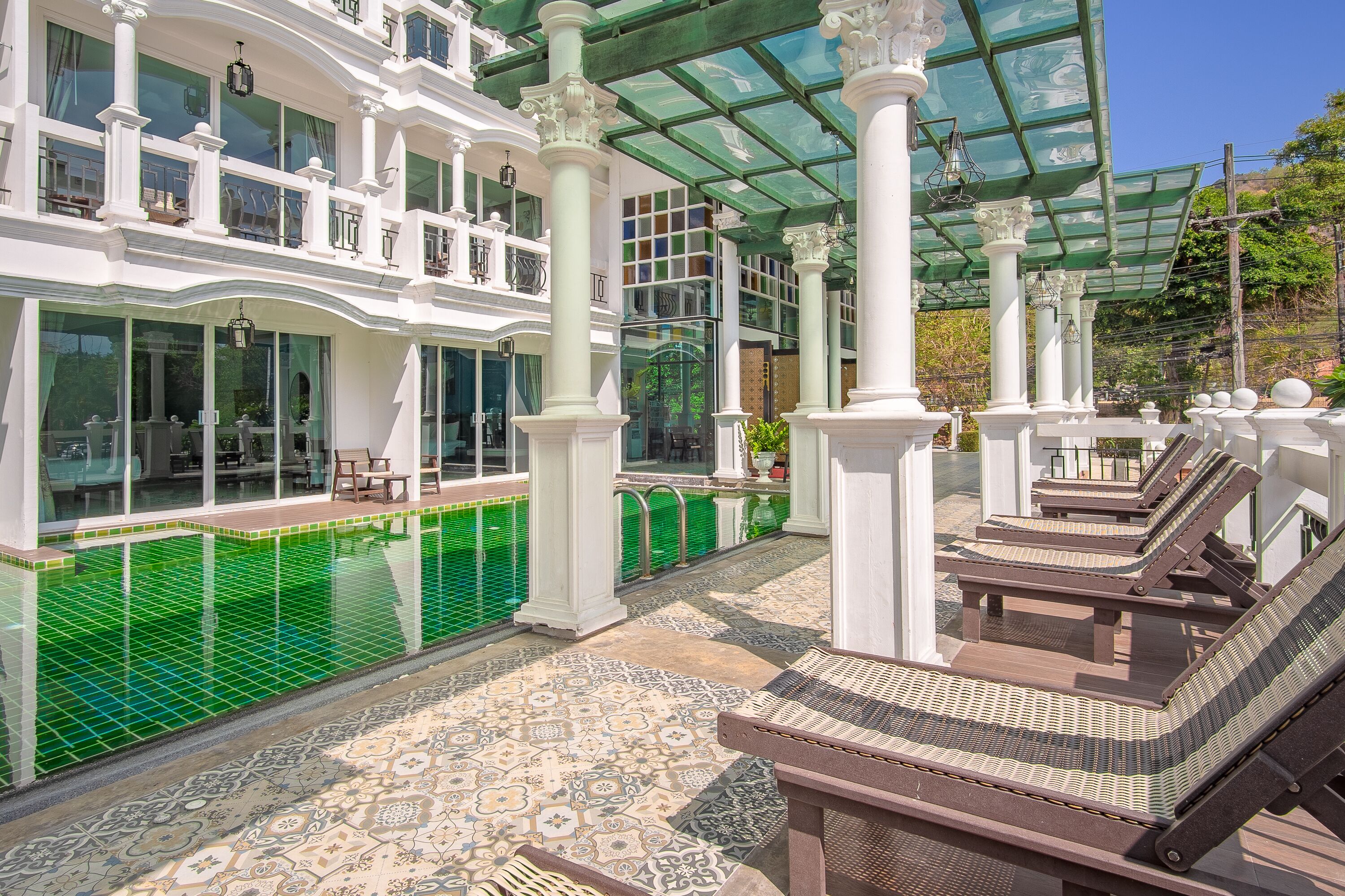 Una piscina al aire libre