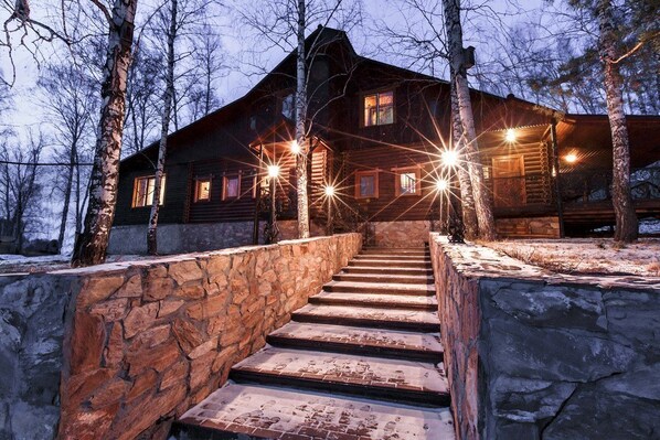 住宿正面 (夜晚)