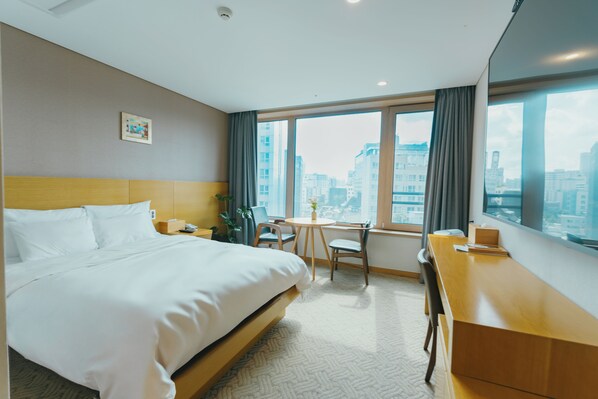 Lumia Double (Cinema) | Premium bedding, blackout drapes, soundproofing, iron/ironing board