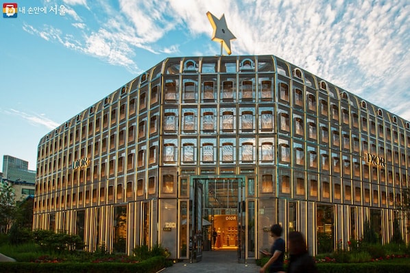 Un edificio moderno con fachada de vidrio y una estrella en la cima.