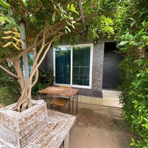 Habitación Confort | Zona de estar | Televisión de pantalla plana de 40 pulgadas con canales por satélite