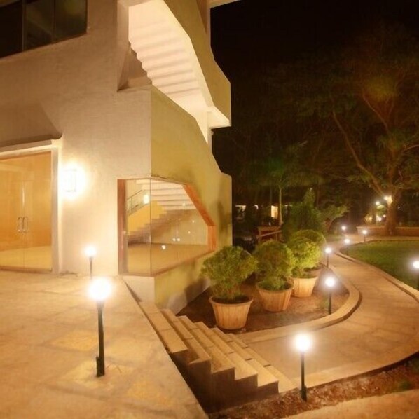 Fachada de la propiedad por la tarde o noche
